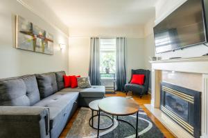 多伦多Cozy 5 Bedroom House in Downtown Toronto by GLOBALSTAY的带沙发和壁炉的客厅