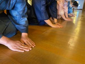 函馆若松温泉旅馆的一群人站在木地板上