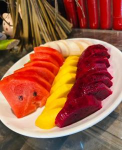 昆岛Uyen's House的含有不同种类水果的食品