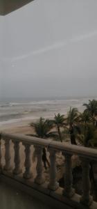 塞拉莱塞拉莱海滩度假酒店的阳台享有大海和棕榈树的景致。