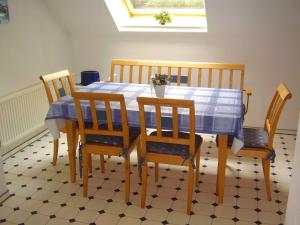 多纳莫塞尔Ferienwohnung in Dornumersiel 20-070的一张带蓝白色桌子和椅子的餐桌