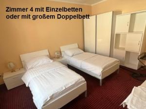 Kirchberg am WaldeSommerfrische Waldviertel的一间客房内配有两张床的房间