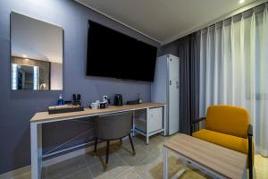 庆州Brown Dot Hotel Angang的客房配有书桌和黄色椅子