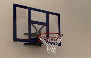 甘迪亚Resort Villa Luny Gandia的墙上挂着网的篮球架