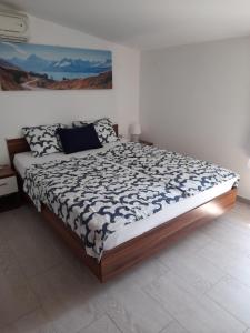 ŠibuljinaApartment Leon & Grga的白色客房内的一张床位,配有西德西德丝绸床
