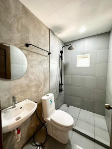 CementoOhana beach house - Villa #2的浴室配有卫生间、盥洗盆和淋浴。