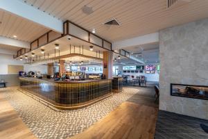 蚬壳港湖景汽车旅馆的一间位于客房中间的带酒吧的餐厅