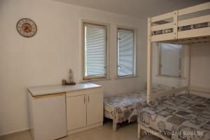 阿赫托波尔Вили Водно Конче Villas Vodno Konche的一间卧室配有一张床和一张双层床。