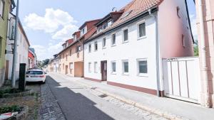 路德维希堡ALFA Ludwigsburg City Apartment Zimmer 5 Personen Küche Netflix INET WM的街道上拥有建筑和停车场的街道