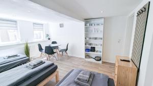 路德维希堡ALFA Ludwigsburg City Apartment Zimmer 5 Personen Küche Netflix INET WM的一间卧室配有两张床和一张桌子及椅子