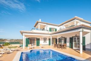 吉亚Villa Isa - Heated Pool - Free wi-fi - Air Con的一座带游泳池和房子的别墅