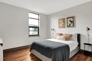 西雅图S Lake Union 2BR w Gym WD nr Space Needle SEA-182的一间白色卧室,配有床和2个窗户