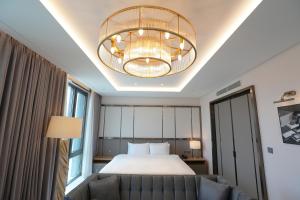金浦Hotel Marinabay Seoul Ara的酒店客房,配有一张床和吊灯