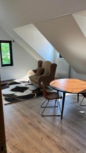 赫尔Appartement Parkzicht的客厅配有桌子、椅子和桌子