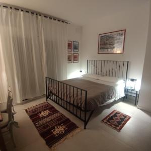 科内利亚诺BBConegliano Borlini的一间卧室设有一张床和一个大窗户