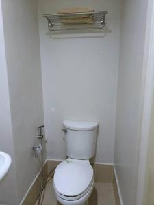 卡加盐德奥罗ZSL Elegant Condo LOOP Tower 1的浴室配有白色卫生间和盥洗盆。