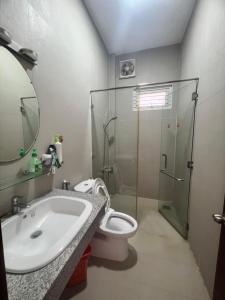Thôn Mỹ PhướcLa Vie En Rose的一间带水槽、淋浴和卫生间的浴室