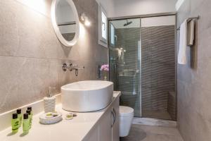 法蒂亚Afroditi Ftelia Anemone的一间带水槽、卫生间和镜子的浴室