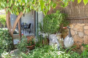 罗什平纳Talia Cabin Guest & Spa的两座雕像,两只鹅站在花园里