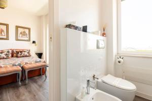 卡利亚里Eleventh Floor Suites的一间带水槽的浴室和一张位于客房内的床