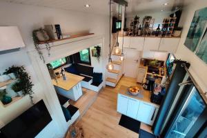 SalzhemmendorfTiny House Ithblick direkt am See的一个小房子里厨房和客厅的顶部景色