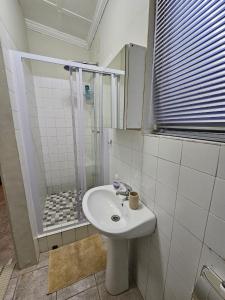 东伦敦Private Guest Suite with 24hr Electricity, East London的浴室配有白色水槽和淋浴。