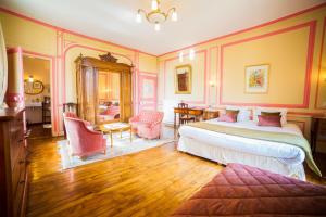 圣马洛科伦姆比城堡酒店的一间卧室配有两张床和一张桌子及椅子
