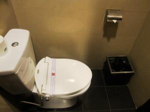 美娜多美娜多品质酒店的浴室配有白色卫生间和盥洗盆。