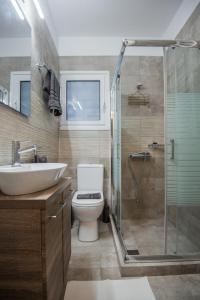 拉斐那Sea Zen Guesthouse的浴室配有卫生间、盥洗盆和淋浴。