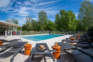 孔格林宜必思高尔夫圣特洛佩兹酒店的一个带躺椅的游泳池和一个游泳池