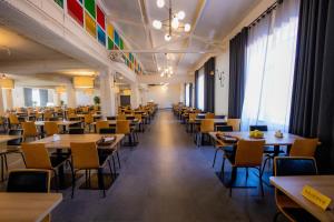 Kotarkol波罗瓦发现度假村的一间大房间,餐厅内摆放着桌椅