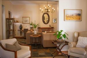 斯泰伦博斯五季宾馆的客厅配有沙发、椅子和镜子
