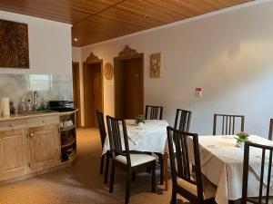 索瓦塔Casa Dan的厨房以及带桌椅的用餐室。