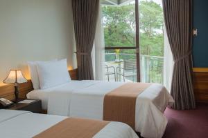 碧瑶碧瑶格兰西拉派因斯酒店的酒店客房设有两张床和一个阳台。