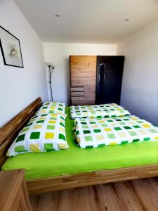 弗赖施塔特Zentrumsnahe Privatunterkunft Freistadt的一间卧室配有一张带绿色床单的大床