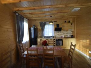 OsiekWooden Holiday Home in Skrzynia with Terrace的一间厨房,里面配有桌椅