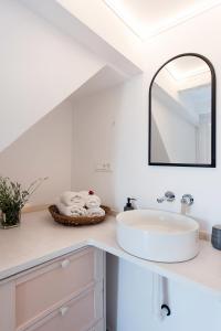 KavallérainaNausica House的一间带水槽和镜子的浴室