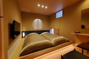 宫岛Itsukushimahigashimonzen Kikugawa的一间卧室,卧室内配有一张大床