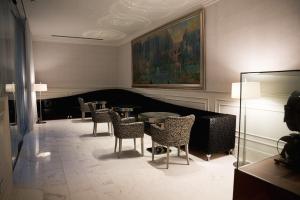 圣科洛马·德法尔巴尔尼亚里奥瑞翁温泉酒店的一间带桌椅的用餐室和一幅画
