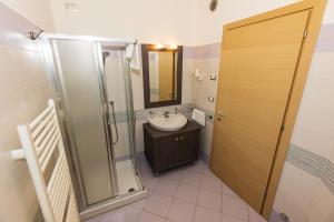 朱利亚诺瓦伽罗公寓酒店的一间带水槽和淋浴的浴室