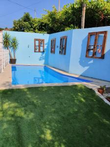 拜昂Casa da Poça的蓝色的房子,有绿色的院子和房子