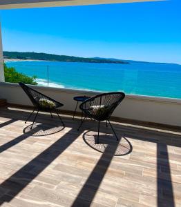 索佐波尔Olive Villas- Free beach access & Free parking的海景阳台上的两把椅子
