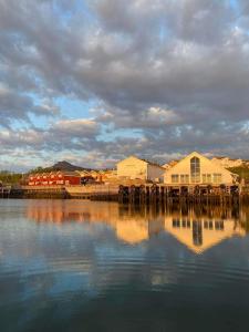 波多Kjerringøy Bryggehotell的享有码头及建筑和水景