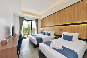 莱卡邦Gate43 Airport Hotel的酒店客房设有两张床和电视。