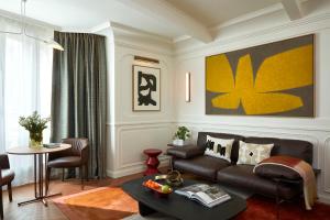 巴黎Villa-des-Prés的客厅配有沙发和桌子