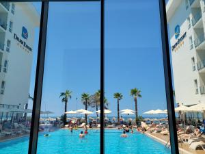 圣金Delfin Resort Kune的从酒店的窗户可欣赏到游泳池的景色