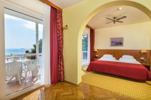 普利莫顿佐拉酒店的一间卧室设有一张床和一个阳台
