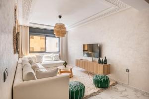 拉巴特TT Holidays Cosy apartment Rabat City Center的带沙发和电视的客厅