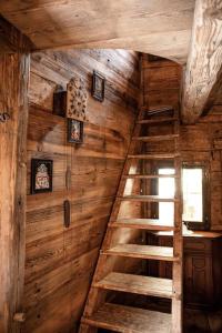 RamsauTroadkasten - Nationalpark Kalkalpen的小木屋内的木房间,设有楼梯