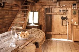 RamsauTroadkasten - Nationalpark Kalkalpen的小木屋内的一个房间,配有木桌